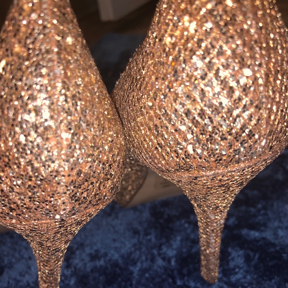 Sequin pumps